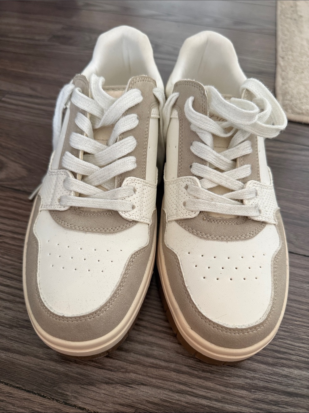 Brand New American Eagle Outfitters White and Beige Low-Top Sneakers